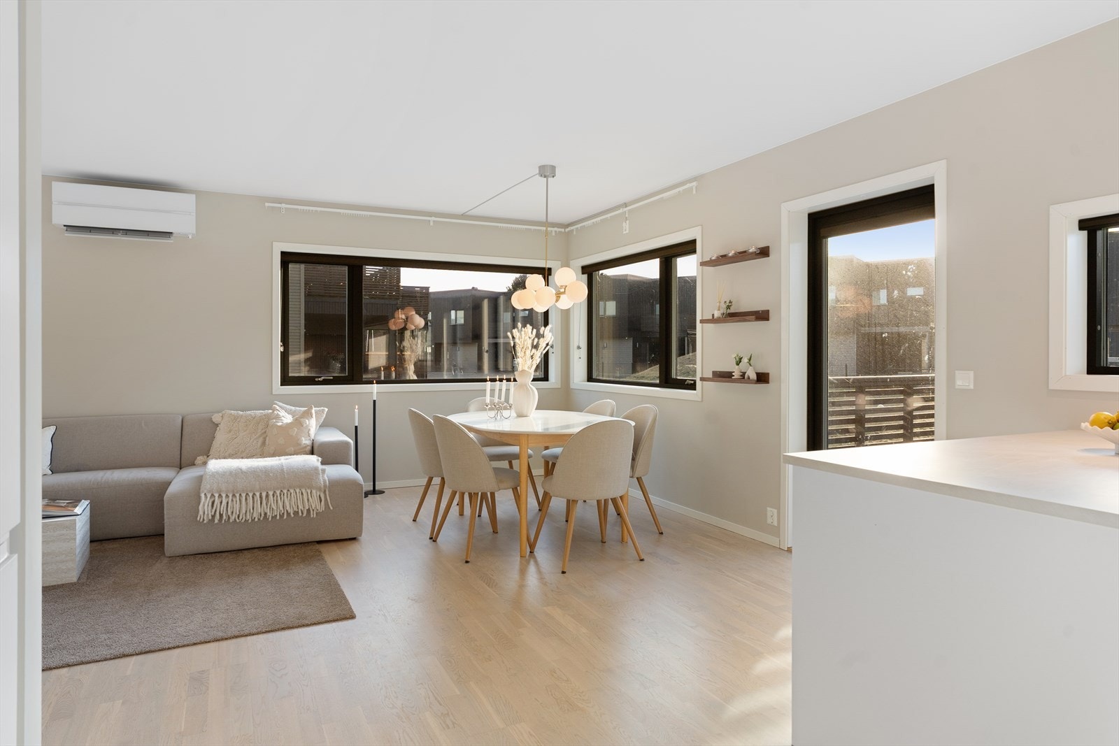 Det er installert varmepumpe i stuen som bidrar til en energieffektiv oppvarming Galleribilde