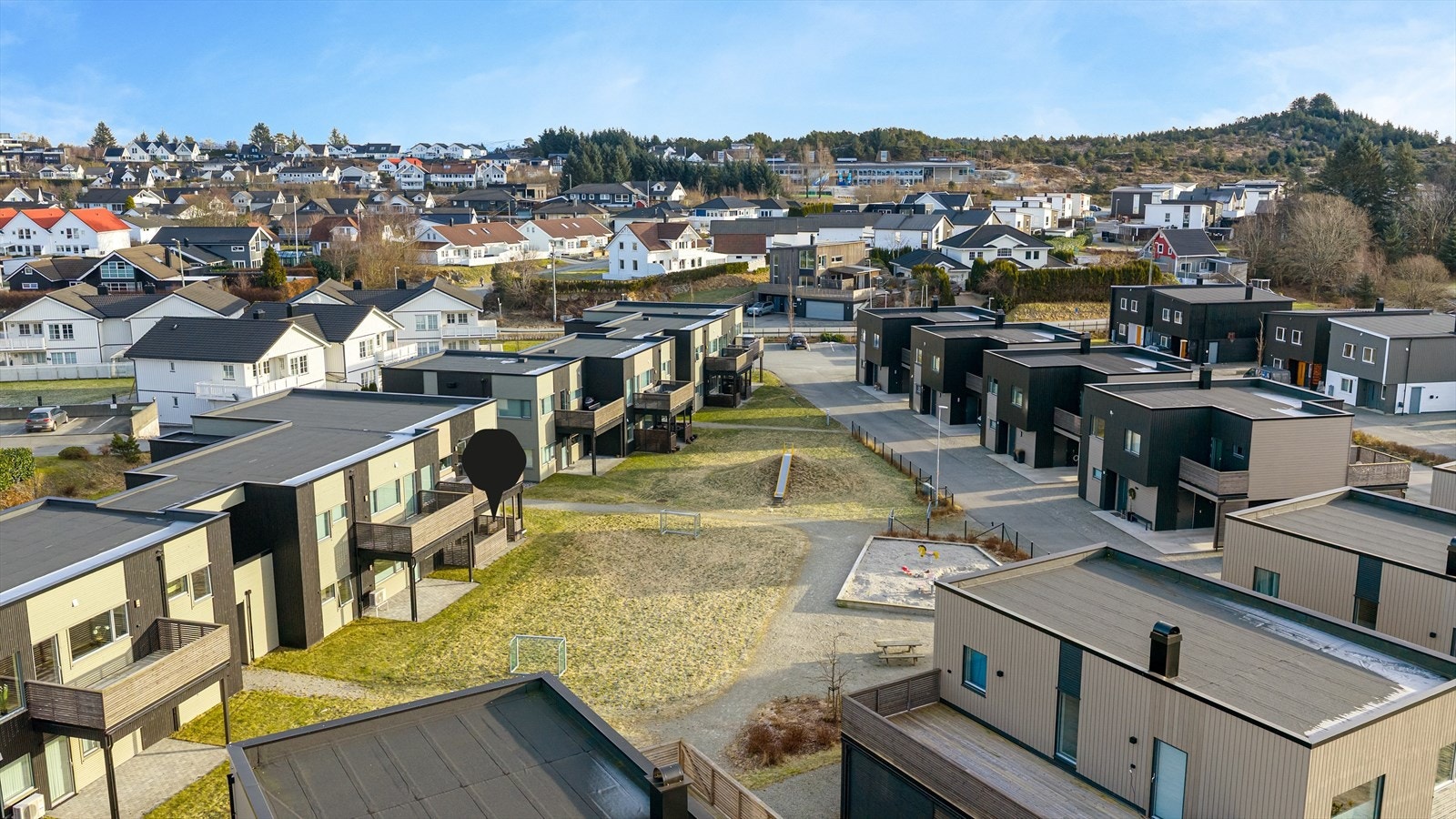 Her bor du i et boligområde med en variert bebyggelse av eneboliger, rekkehus og leiligheter Galleribilde