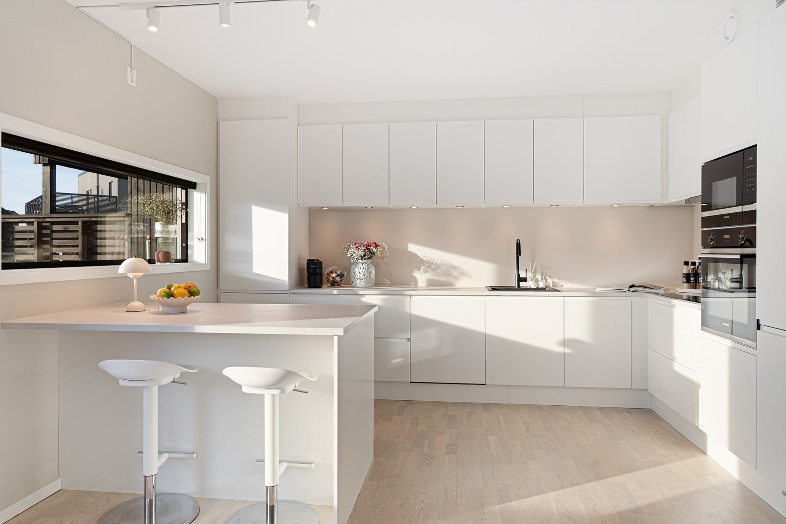 Leiligheten kan by på et tidsriktig og flott kjøkken med masse skap- og benkeplass Galleribilde