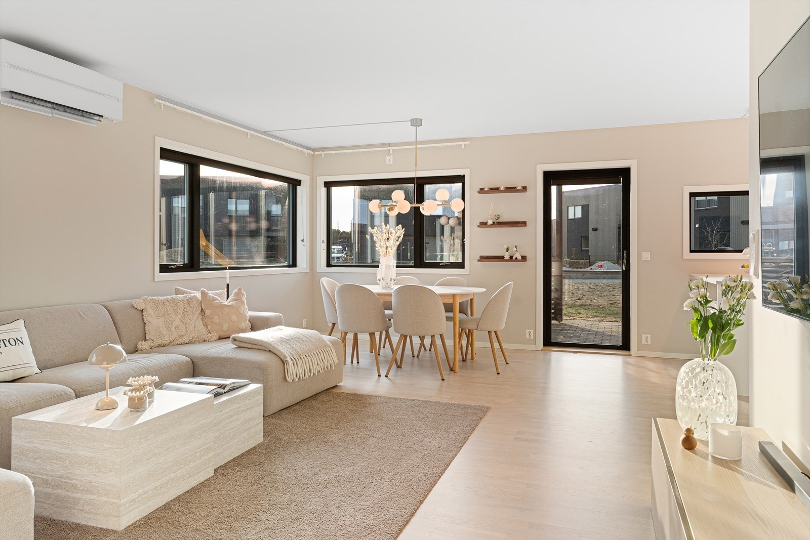 Leiligheten har en lys og åpen stue/kjøkkenløsning med god plass til både sofagruppe og spisebord Galleribilde