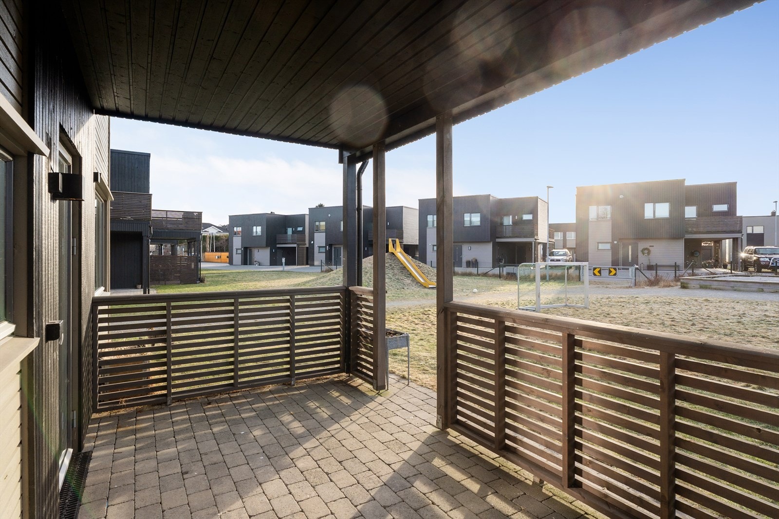 Fra stue/kjøkken er det direkte utgang til herlig, sørvendt terrasse med utsyn mot sameiets fellesareal Galleribilde