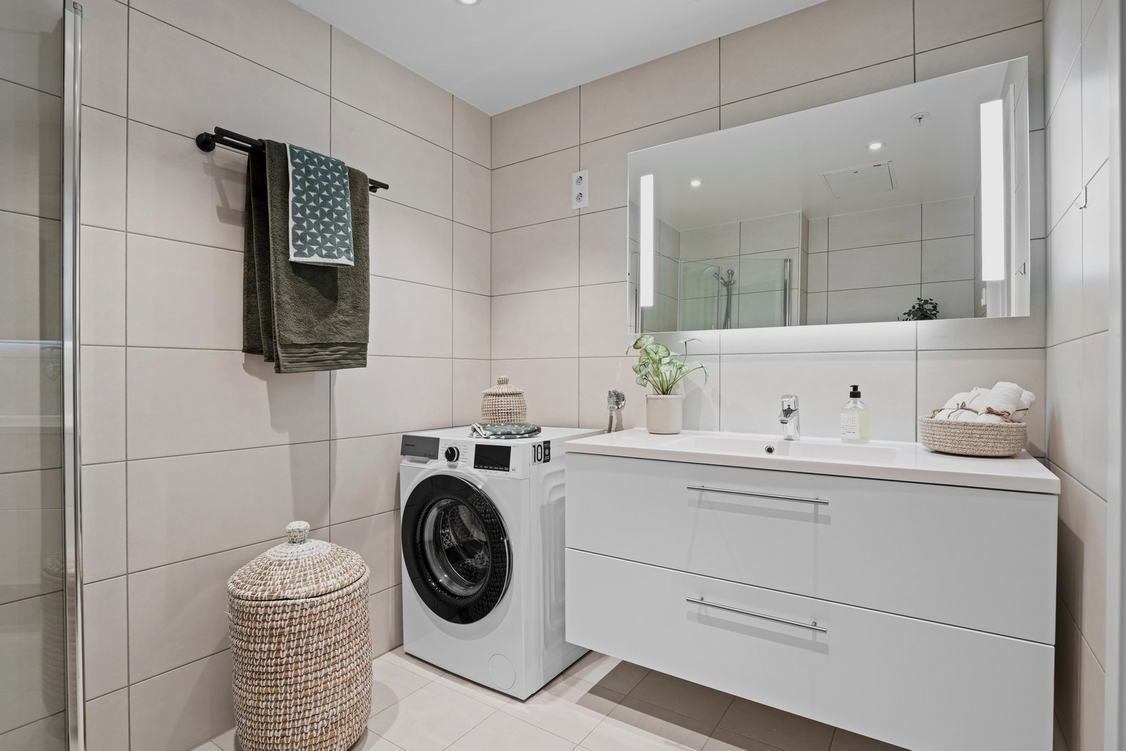 Baderom 1: Delikate materialvalg, gulvvarme og opplegg for vaskemaskin Galleribilde