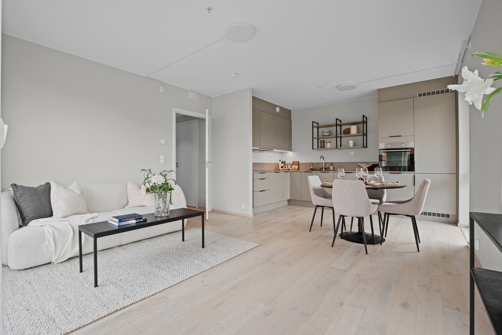 God plass til å møblere med spisebord og sofagruppe Galleribilde