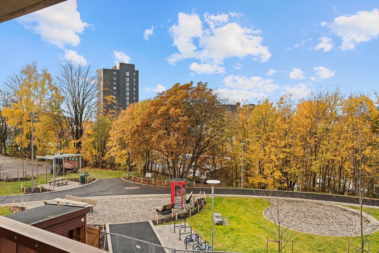 Utsyn til grønne og flotte omgivelser fra balkongen Galleribilde