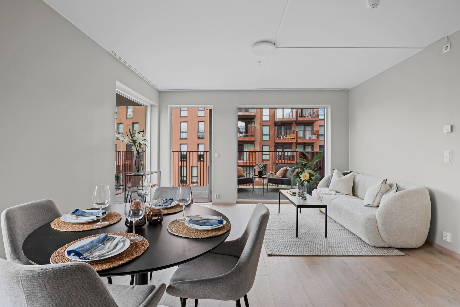 Utgang til stor hjørnebalkong fra stuen Galleribilde