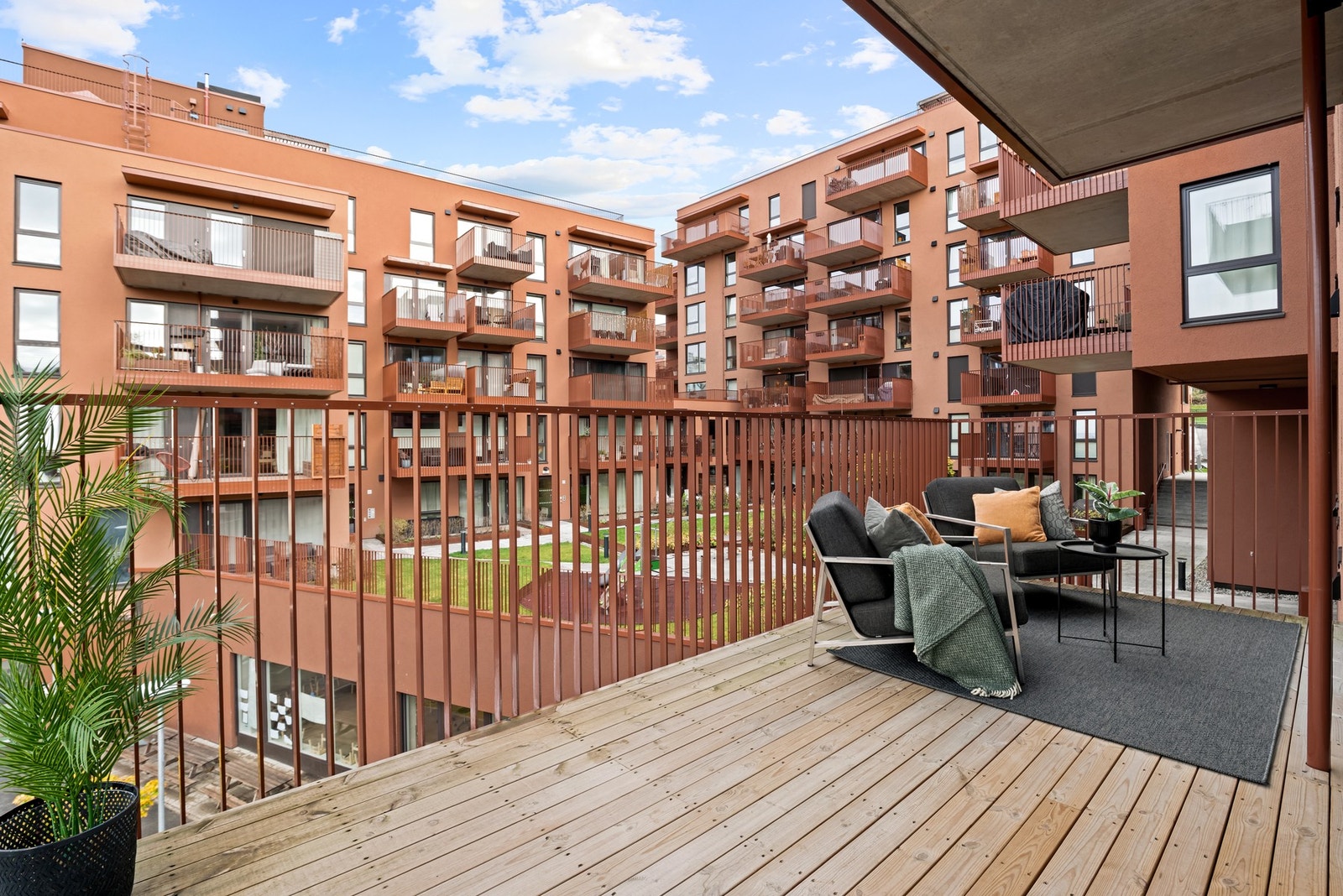 Syd-vest vendt hjørnebalkong på hele 15kvm med gode solforhold og flott utsyn Galleribilde