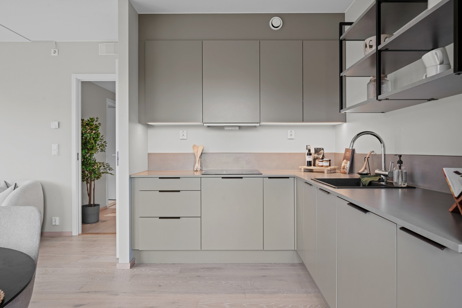 Lekkert kjøkken fra HTH med integrerte hvitevarer Galleribilde