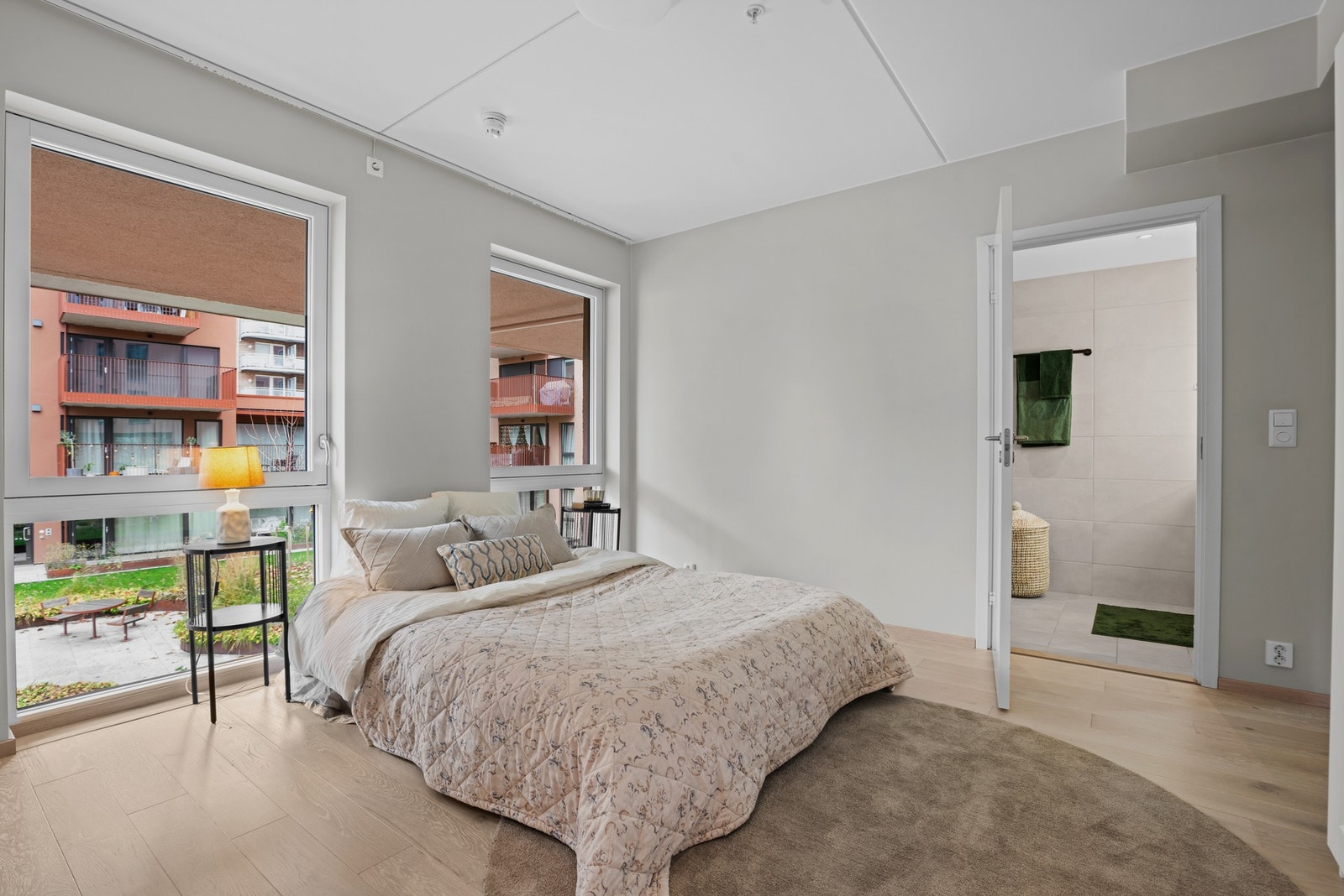 Romslig hovedsoverom med on-suite baderom Galleribilde