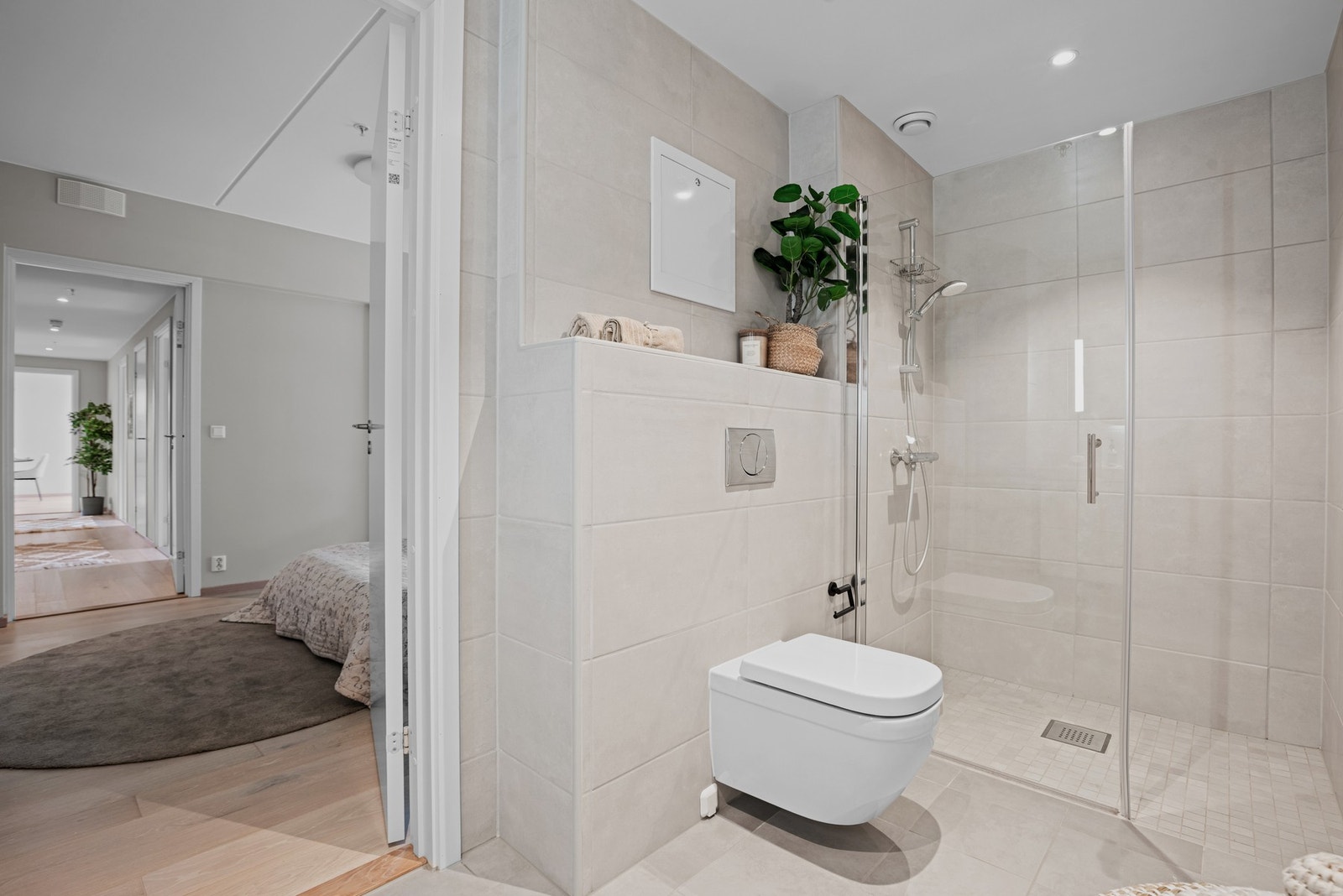 Stort og delikat baderom på hovedsoverommet Galleribilde