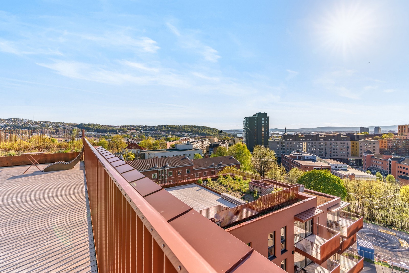 Tre felles takterrasser med sittegrupper og fantastisk utsikt over Oslo Galleribilde