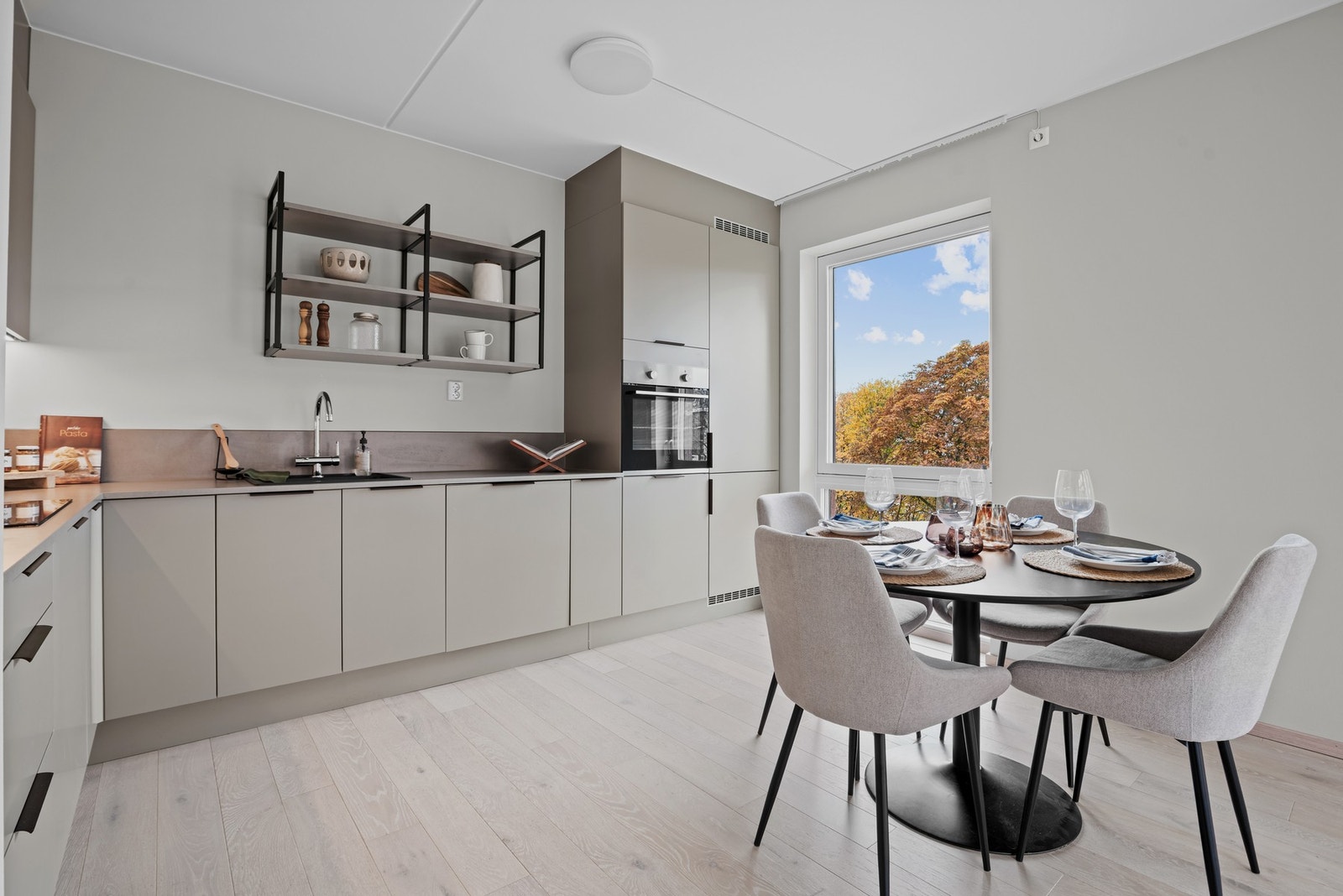 Lekkert kjøkken fra HTH med integrerte hvitevarer Galleribilde