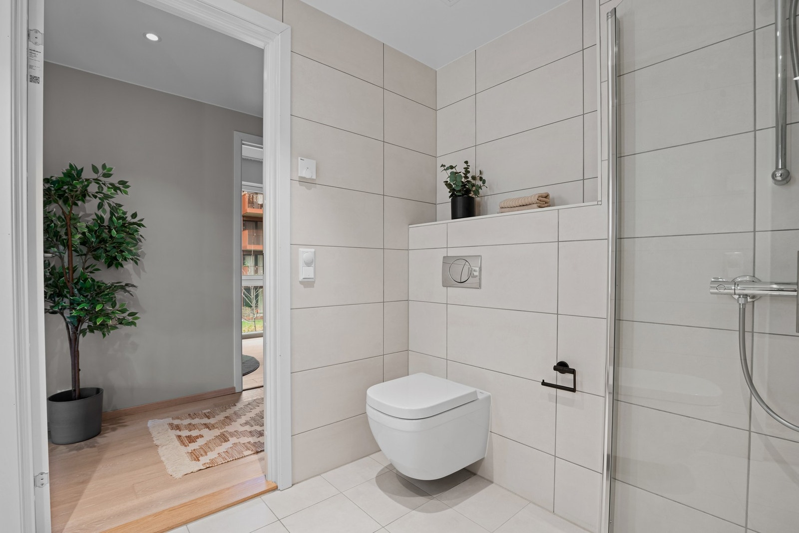 Baderom 1: Delikate materialvalg, gulvvarme og opplegg for vaskemaskin Galleribilde