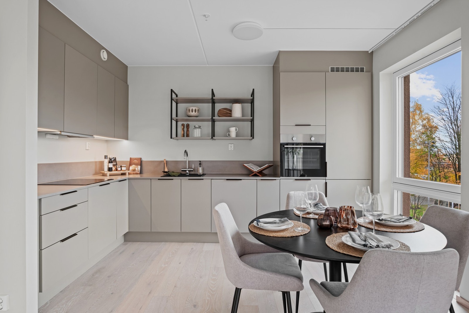 Lekkert kjøkken fra HTH med integrerte hvitevarer Galleribilde