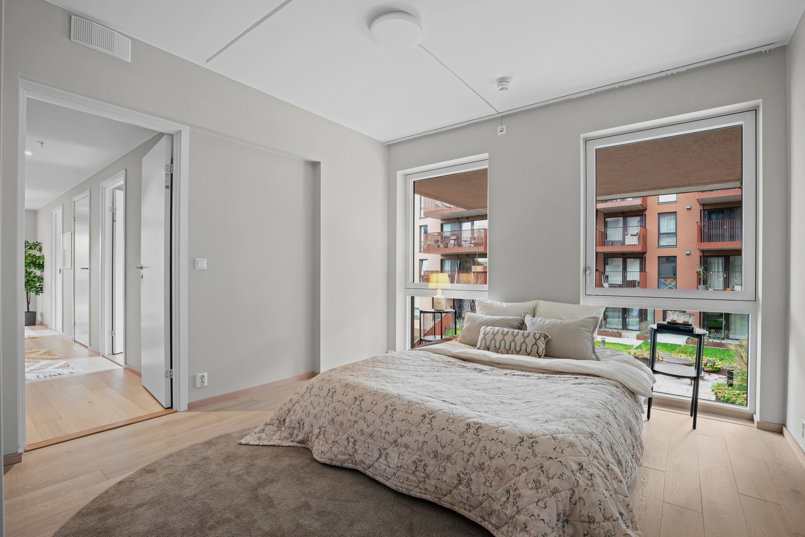 Romslig hovedsoverom med on-suite baderom Galleribilde