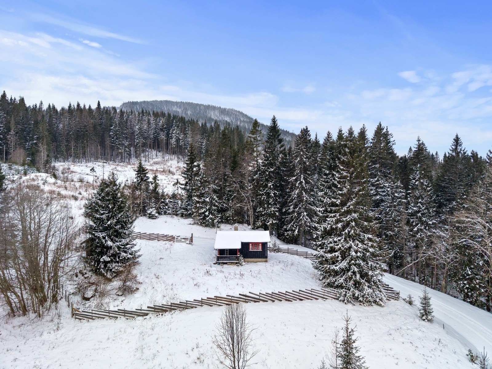 Velkommen til Øverbyvegen 26 - en sjarmerende og enkelt innredet hytte med moderniseringbehov, beliggende i naturskjønne omgivelser i Hurdal, kun drøyt én times kjøring fra Oslo! Galleribilde