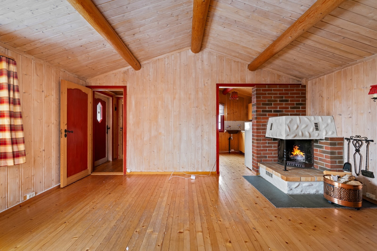 Stuen har god plass til sofaløsning og lite spisebord. Galleribilde