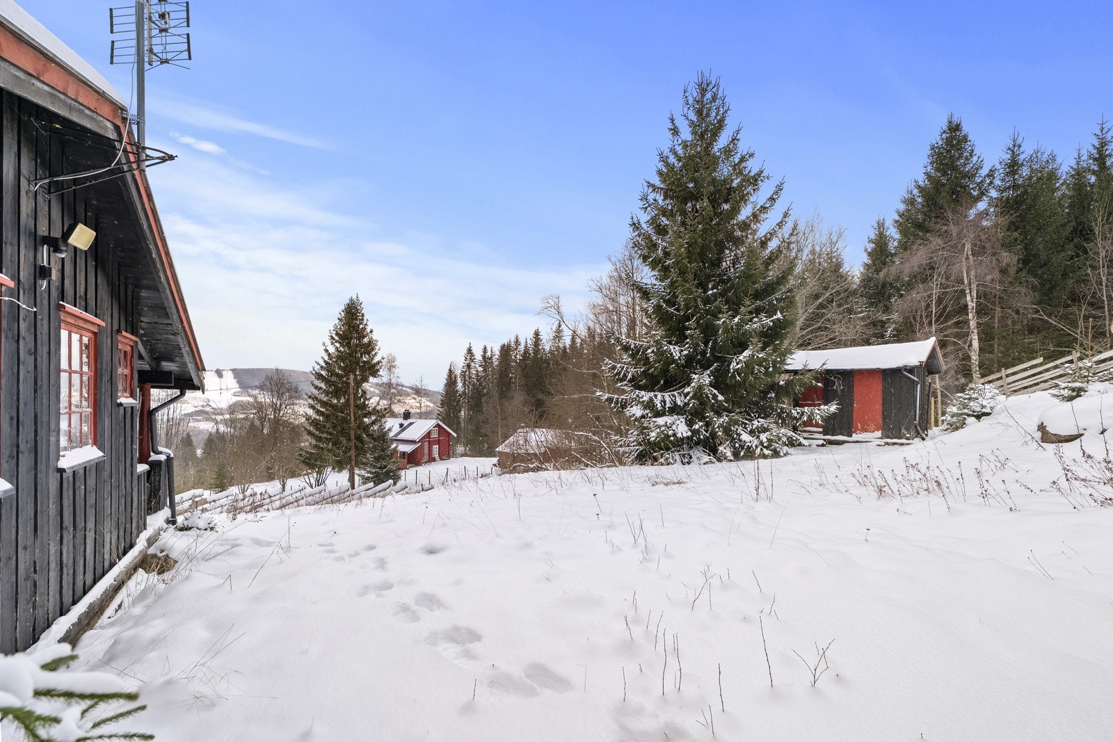 Eiendommen har gode parkeringsmuligheter på egen tomt. Galleribilde