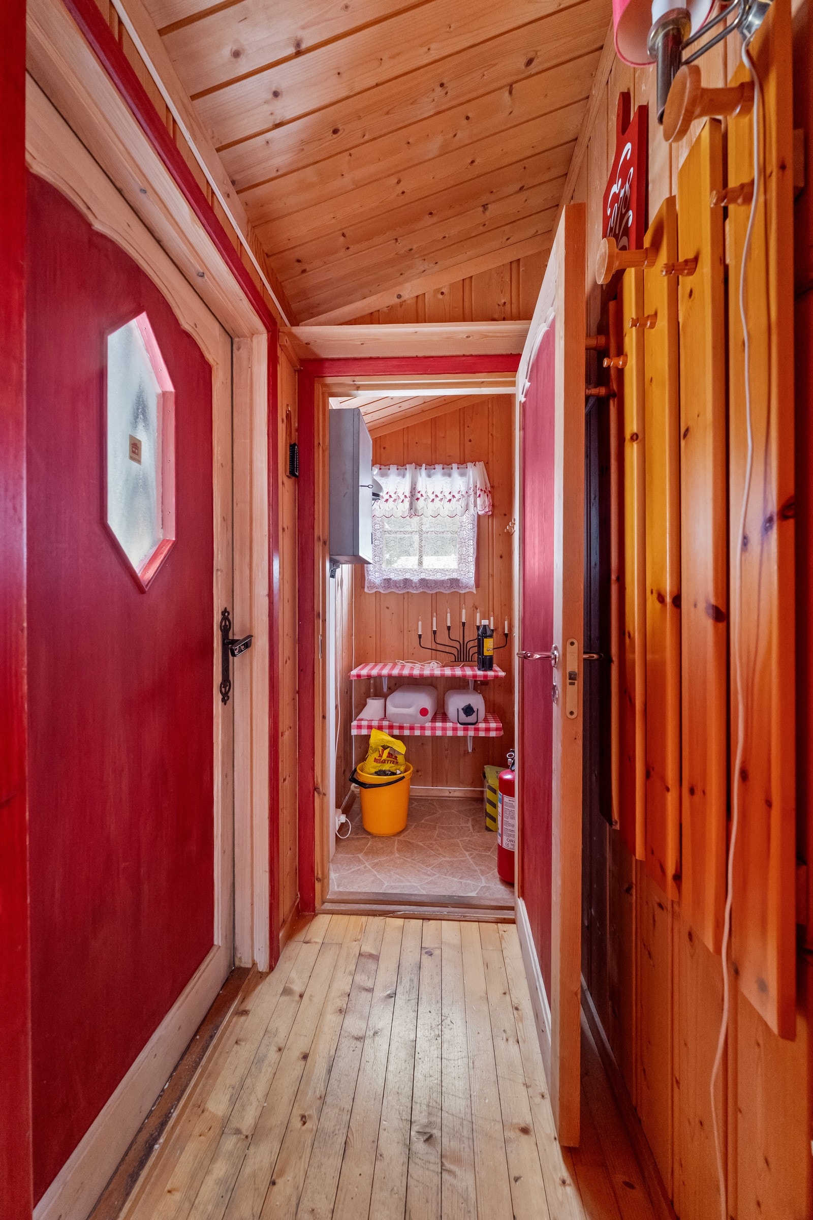 Adkomst via overbygd terrasse til en liten, hyggelig entre som ønsker velkommen inn. Galleribilde