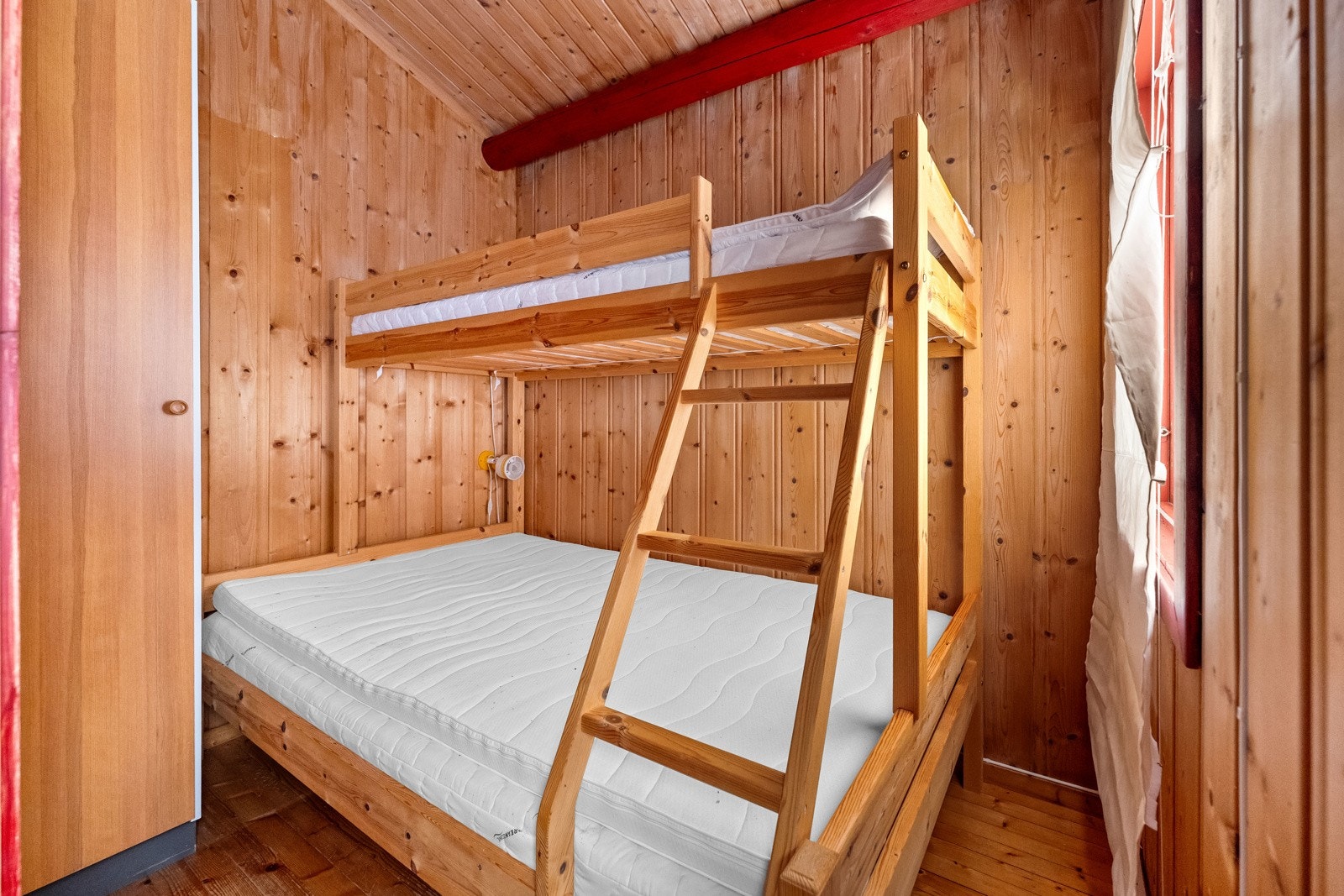 Hytta har en koselig sovealkove med panel på veggene og heltre gulvbord. Familiekøye gir plass til tre personer. Galleribilde