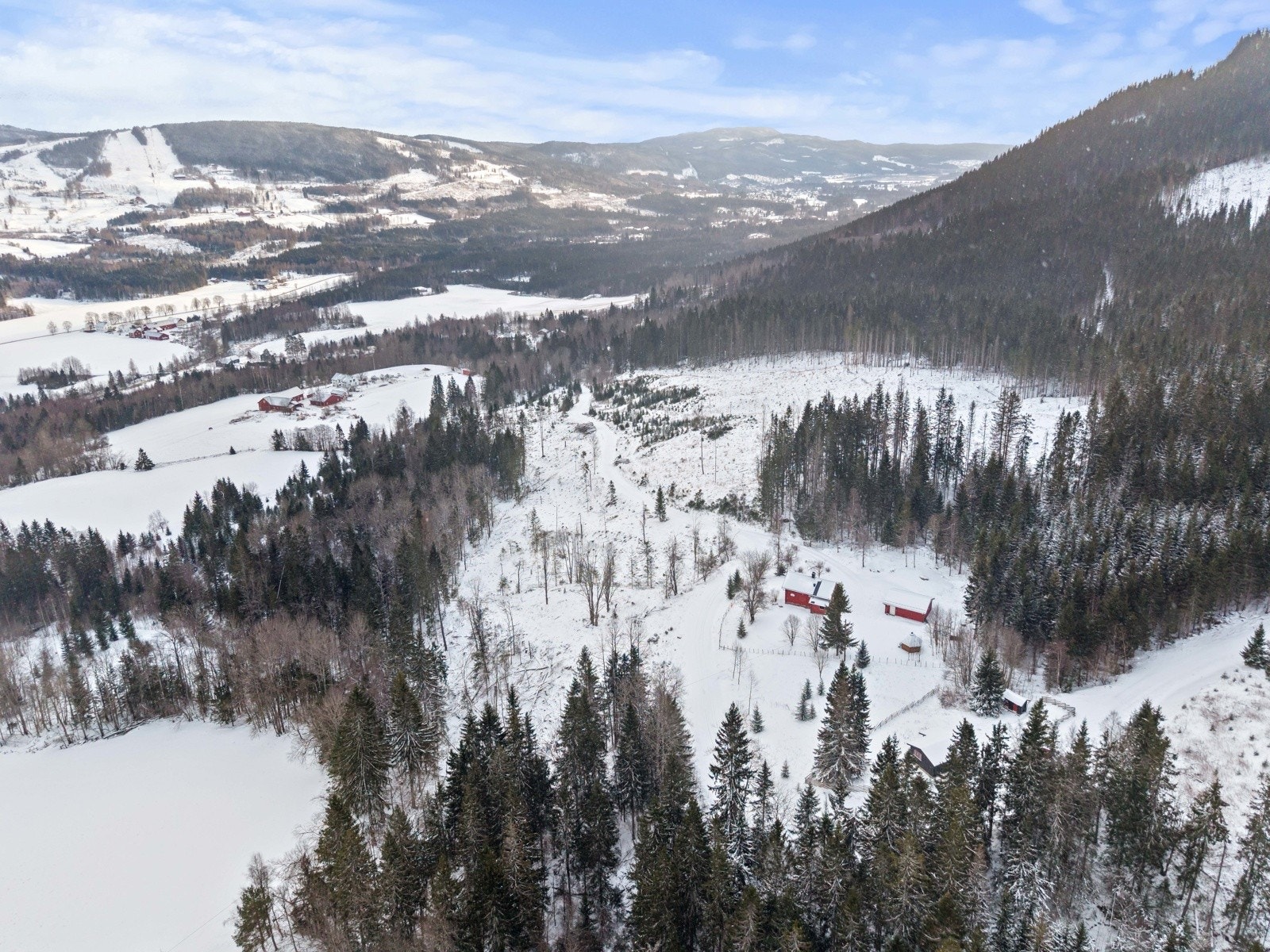 Hytta ligger i idylliske og naturskjønne omgivelser i Hurdal, kun en drøy times kjøring fra Oslo med bil, noe som gjør det enkelt å kombinere helgeturer og lengre opphold med bylivet. Galleribilde