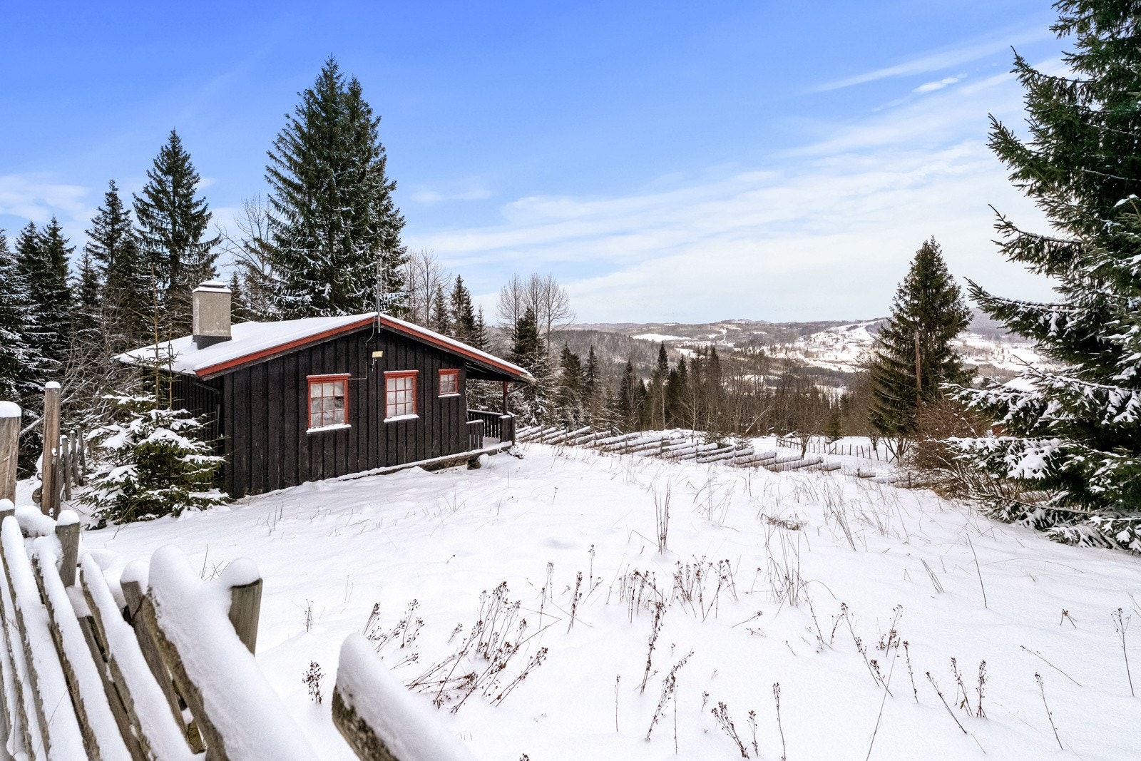 Eiet tomt på ca. 686,6 kvm. Tomten er lett skrånende og fremstår som en romslig og solrik naturtomt med naturlig vegetasjon. Eiendommen er pent innrammet av skigard, som gir et helhetlig og hyggelig preg. Galleribilde