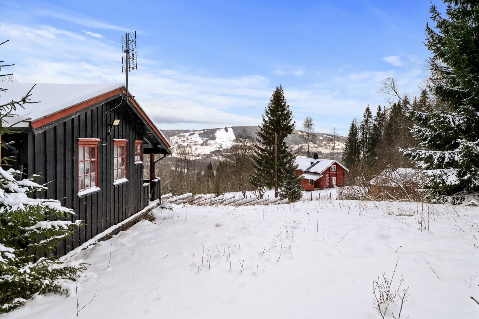 Eiet tomt på ca. 686,6 kvm. Tomten er lett skrånende og fremstår som en romslig og solrik naturtomt med naturlig vegetasjon. Galleribilde