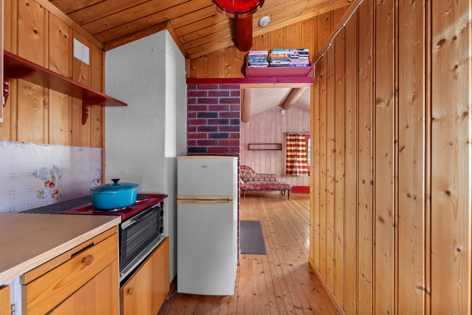 Av hvitevarer medfølger eldre komfyr og kjøleskap. Galleribilde