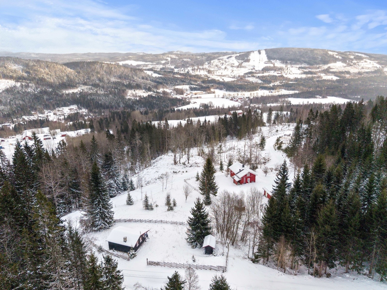 Her får du en perfekt kombinasjon av ro, natur og nærhet til flott friluftsliv sommer og vinter, med kort vei til både Hurdalssjøen og Hurdal skisenter. Galleribilde