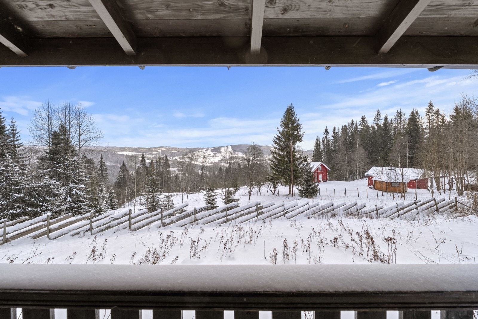 Hytta ligger plassert på en høyde i terrenget og byr på fin utsikt over landskapet. Galleribilde