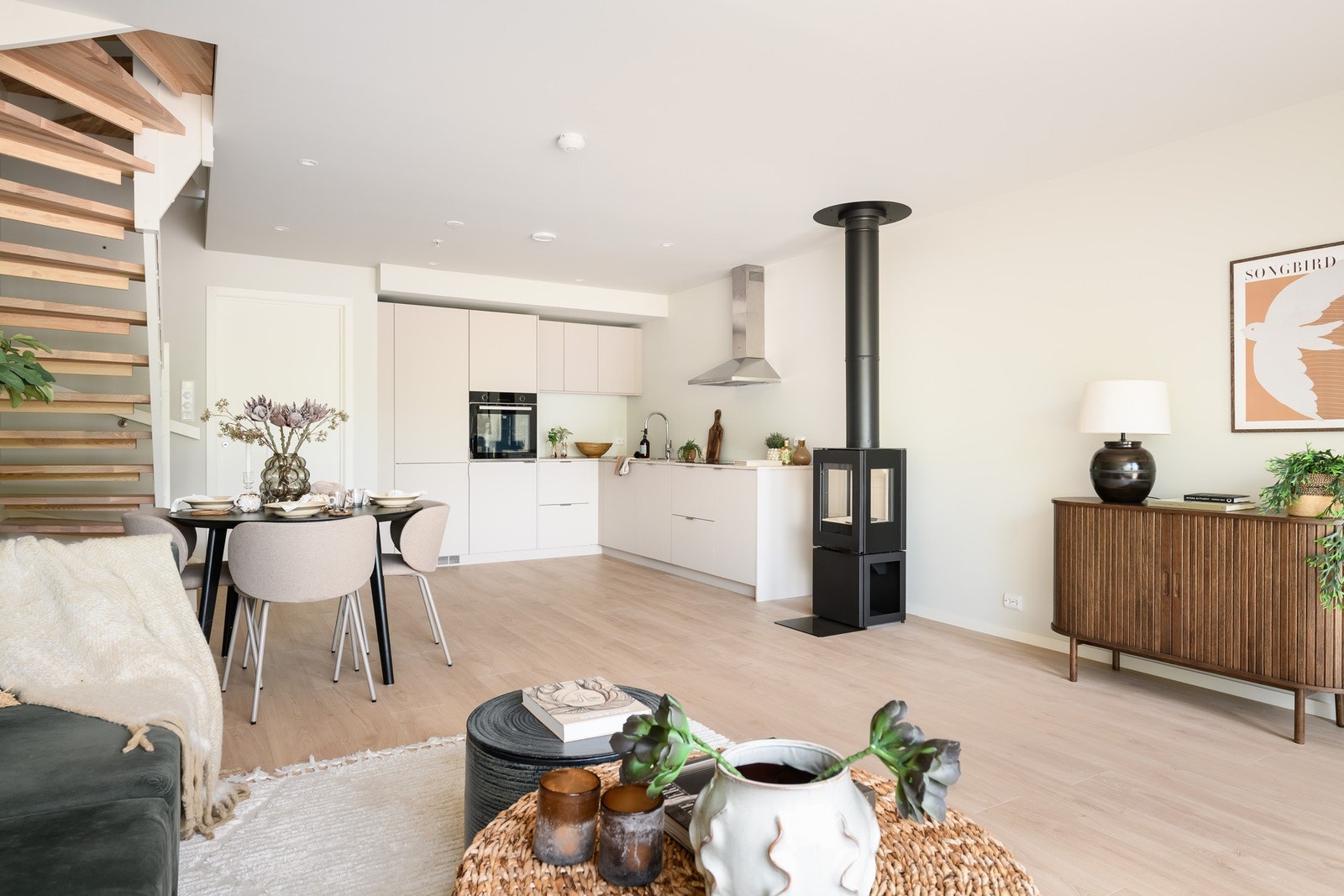 Stue og kjøkken i åpen løsning skaper et stort og sosialt allrom. Galleribilde