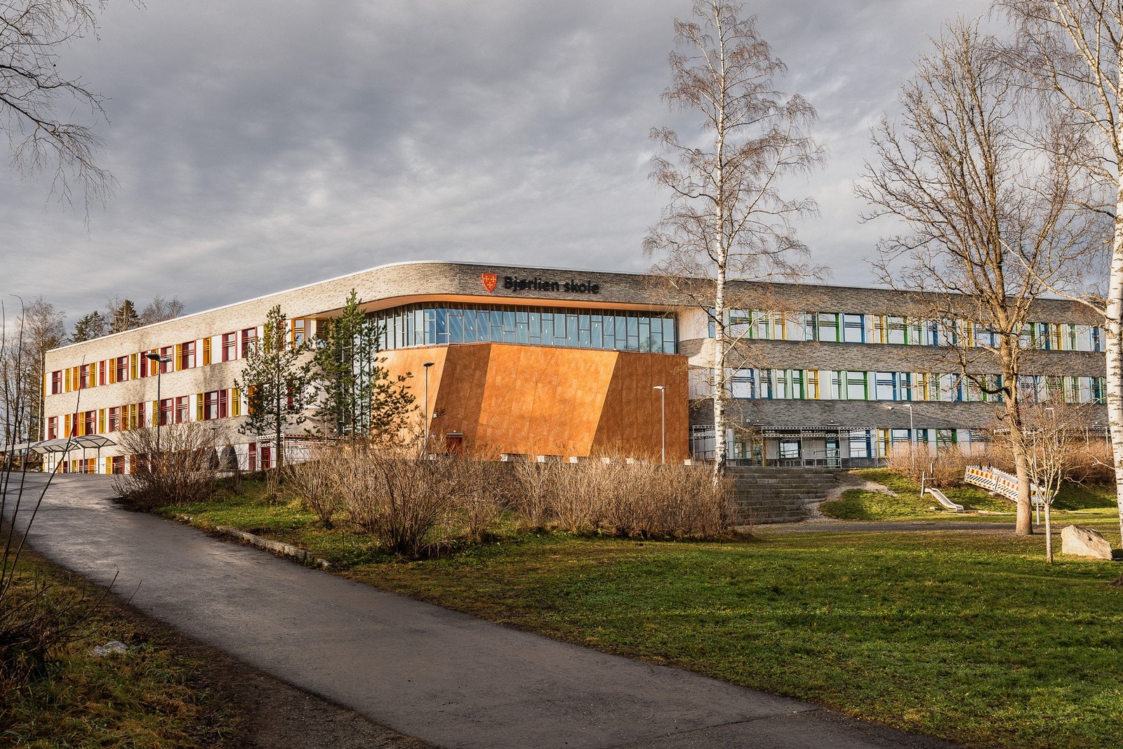 Bjørlien barneskole ligger i trygg gangavstand fra boligen. Galleribilde