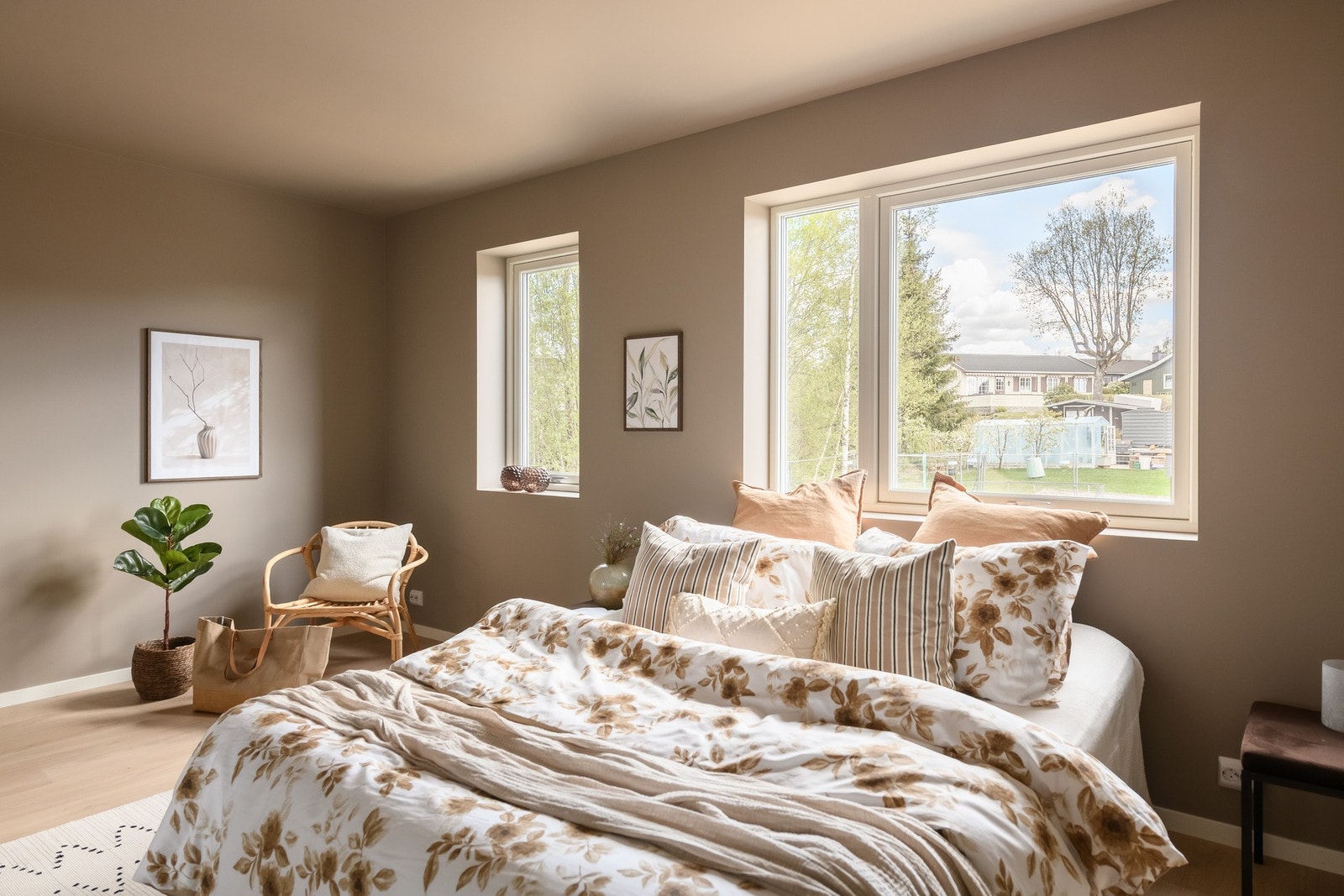 Store vinduer gir godt med dagslys inn på soverommene. Galleribilde