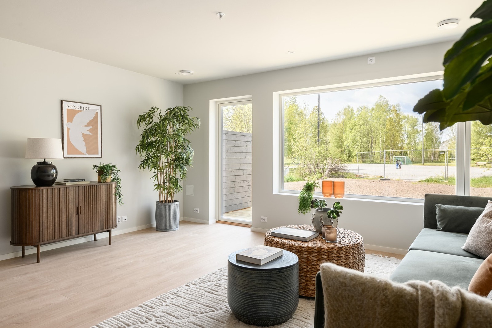 Fra stuen er det direkte utgang til uteplass på baksiden av boligen. Galleribilde