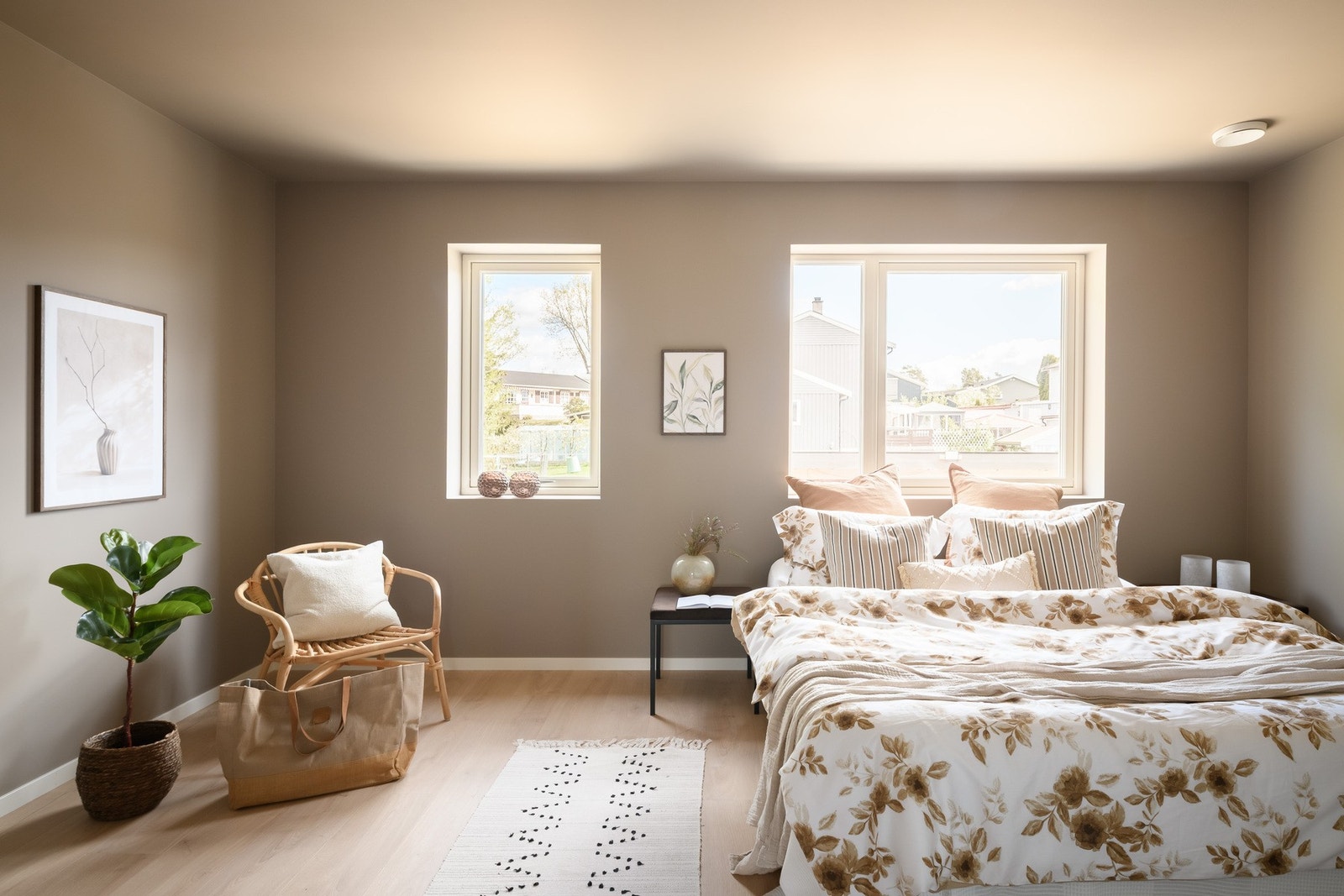 Etasjen har et romslig hovedsoverom med god plass til dobbeltseng og garderobeløsning. Galleribilde