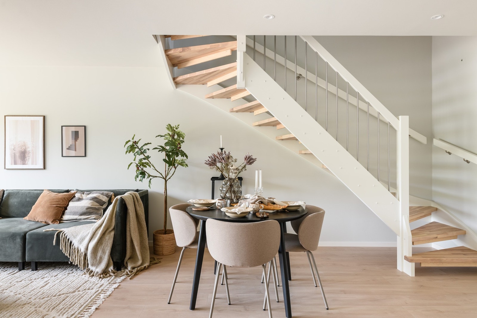 Den åpne trappen er et stilrent element i rommet og leder opp til andre etasje. Galleribilde