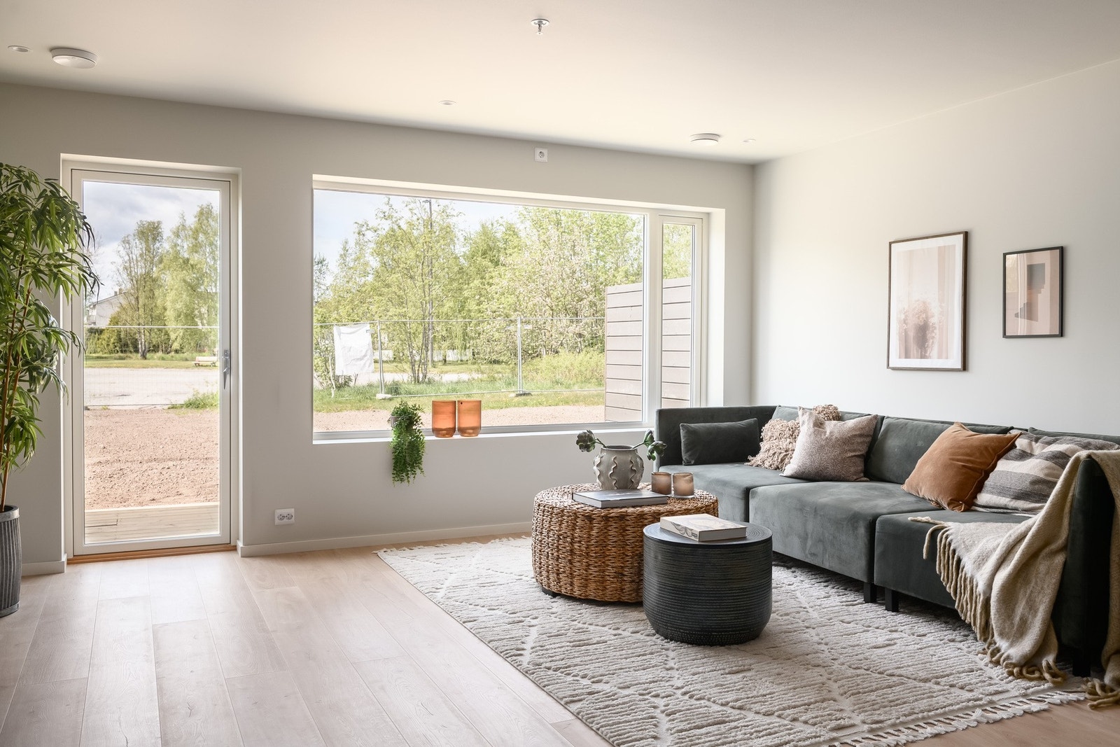 Store vindusflater gir rikelig med lys og utsyn mot grønne fellesarealer. Galleribilde