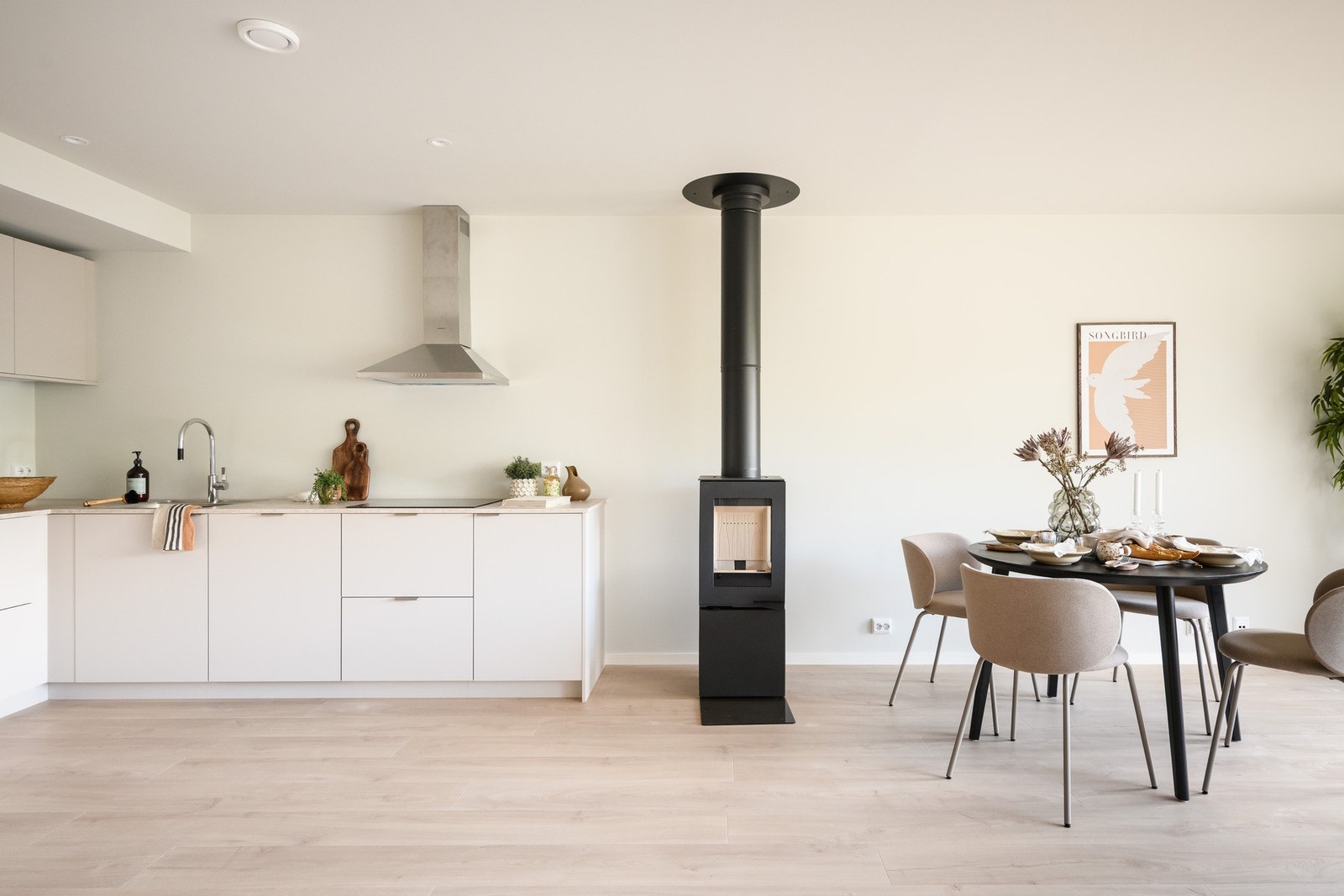 Kjøkkenet er en naturlig del av allrommet, med god plass til spisebord. Galleribilde