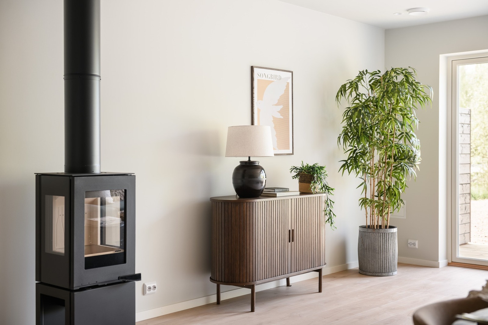 Peisovnen gir lun varme og bidrar til en hyggelig atmosfære. Galleribilde