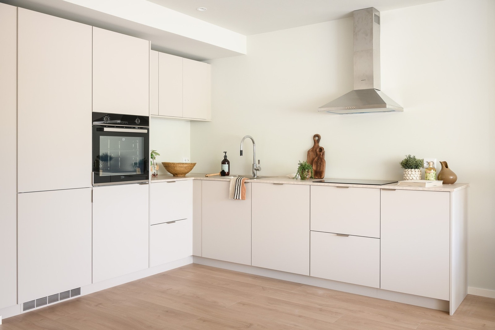 Moderne kjøkkeninnredning fra Drømmekjøkkenet med lyse, glatte fronter og integrerte hvitevarer. Galleribilde