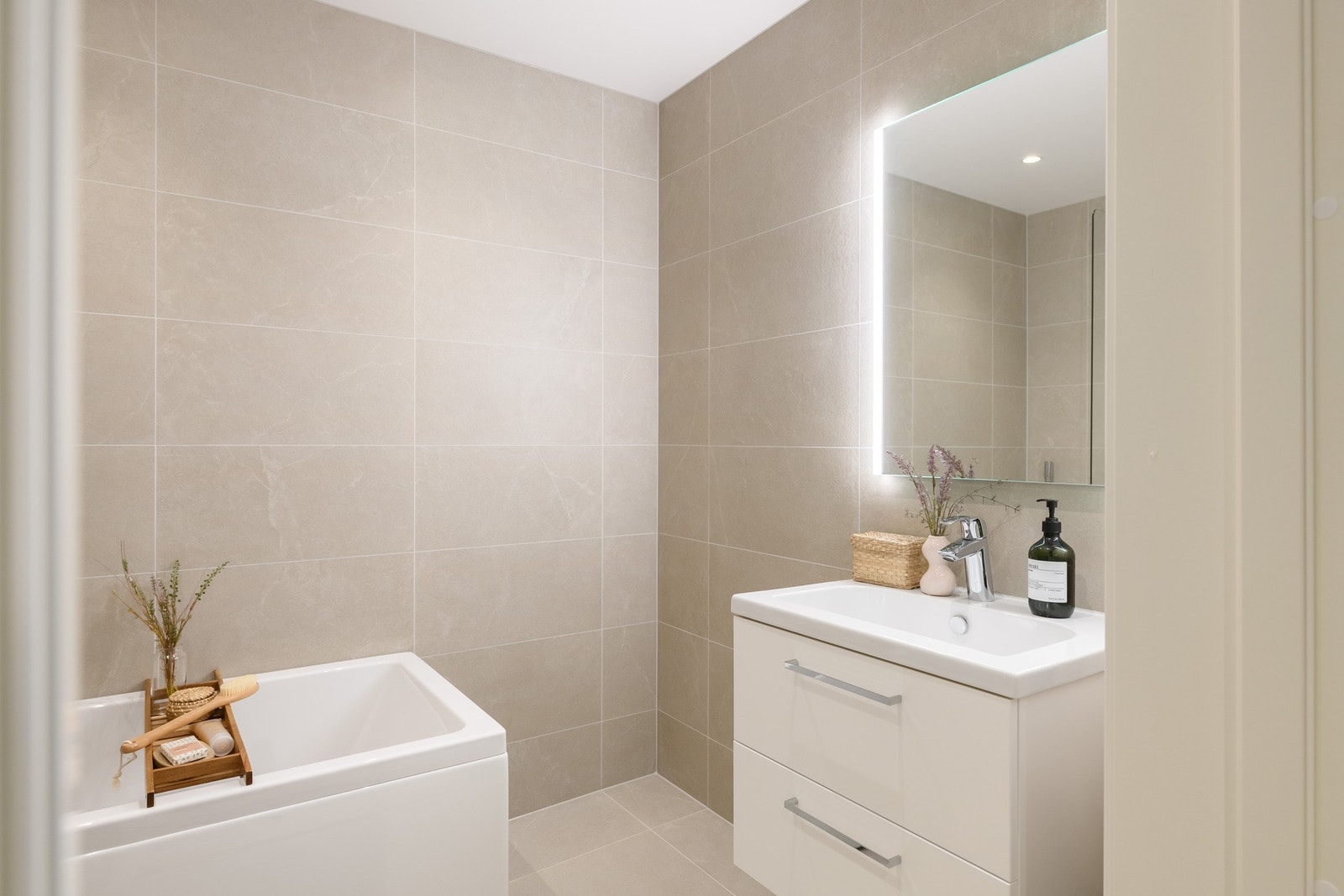 Boligens andre bad ligger i toppetasjen og er utstyrt med badekar. Galleribilde