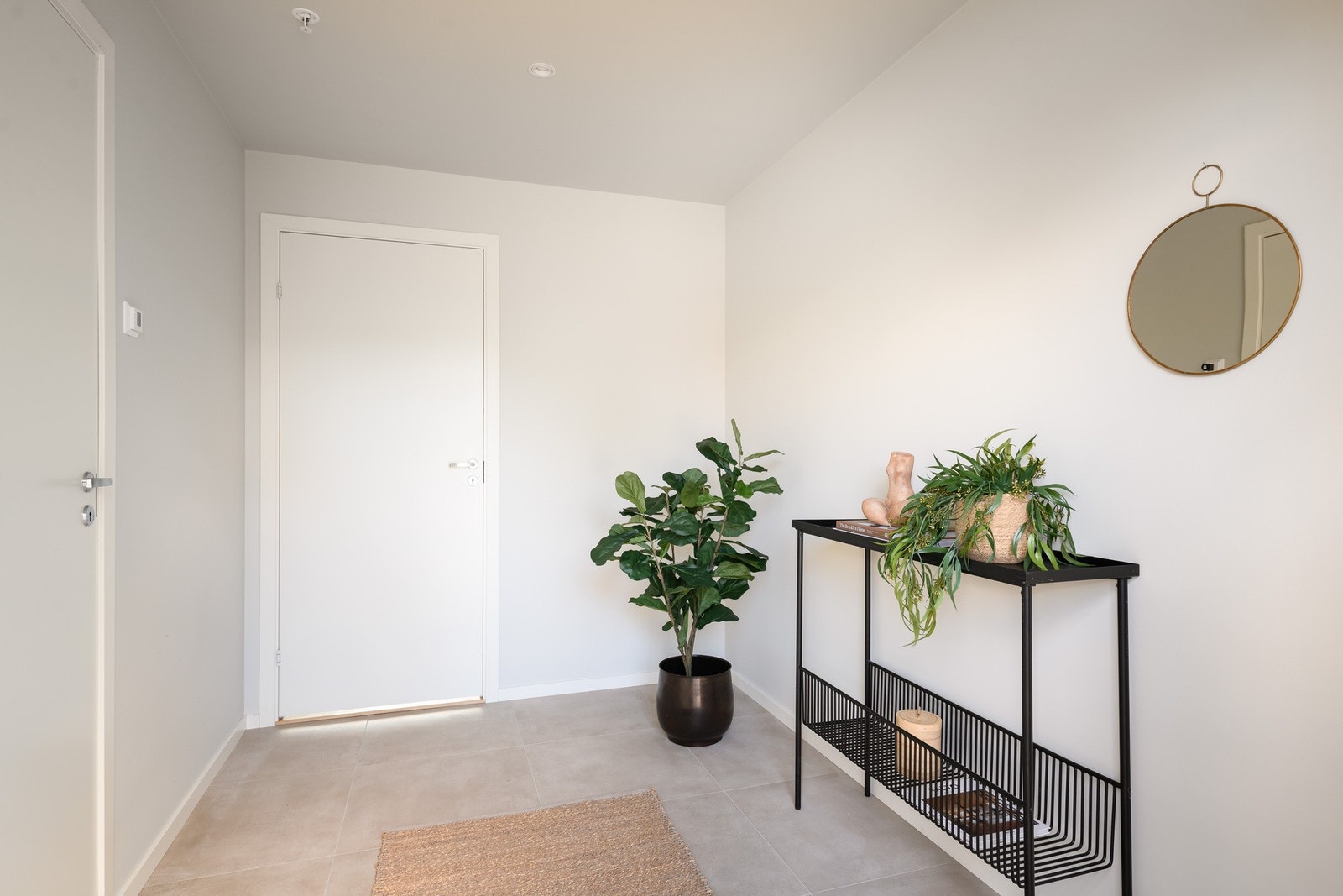 Innbydende entré med 60x60 cm fliser på gulv med gulvvarme. Galleribilde