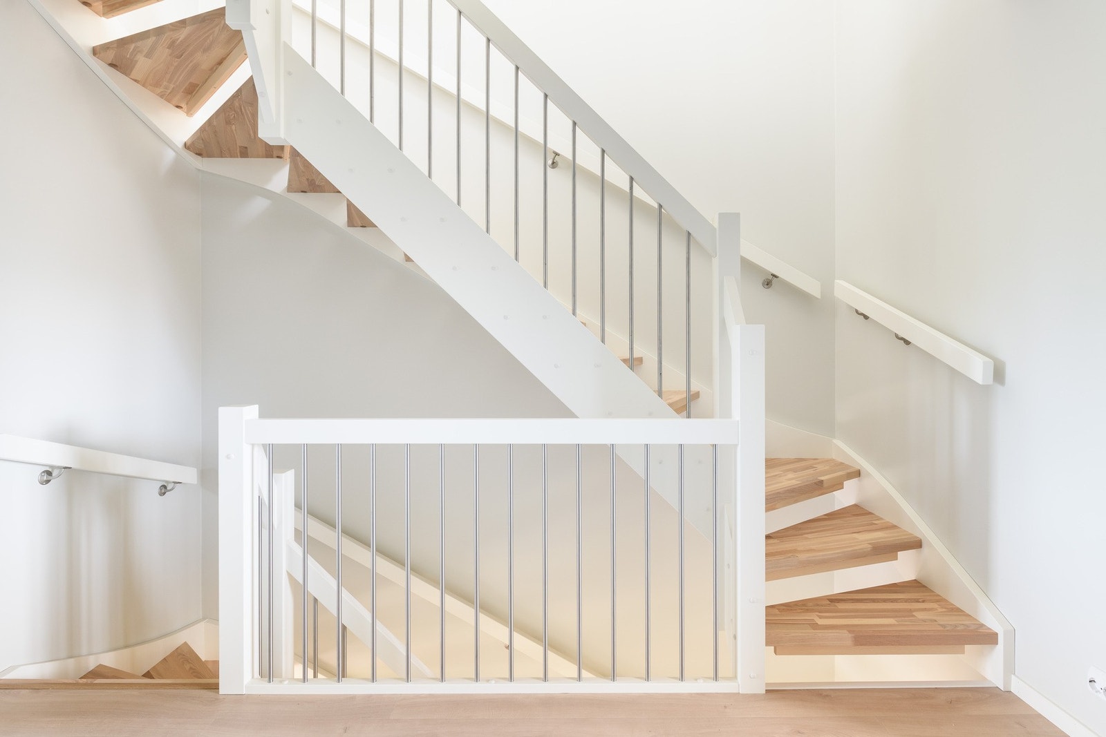 Solid trapp som forbinder boligens tre etasjer. Galleribilde