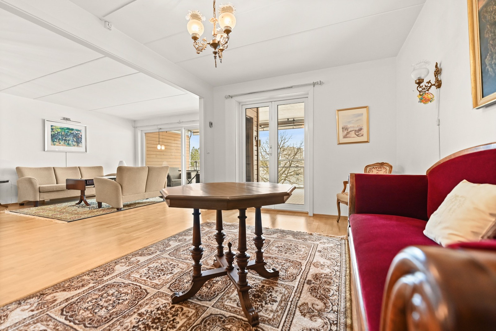 Lyst og romslig område med utgang til balkong gjennom store glassdører. Galleribilde