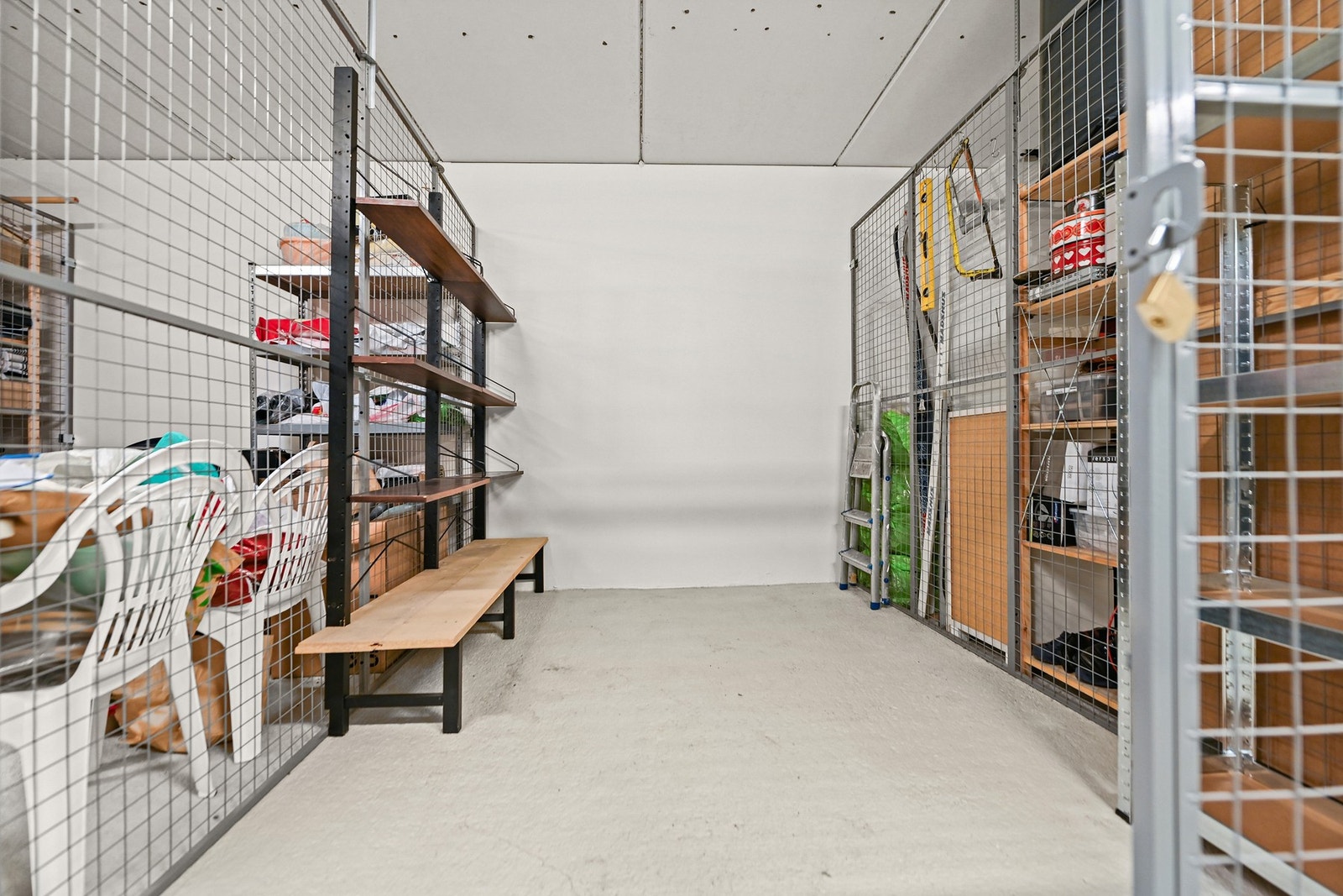 Lagerrom med nettingvegger og hyller for oppbevaring. Galleribilde