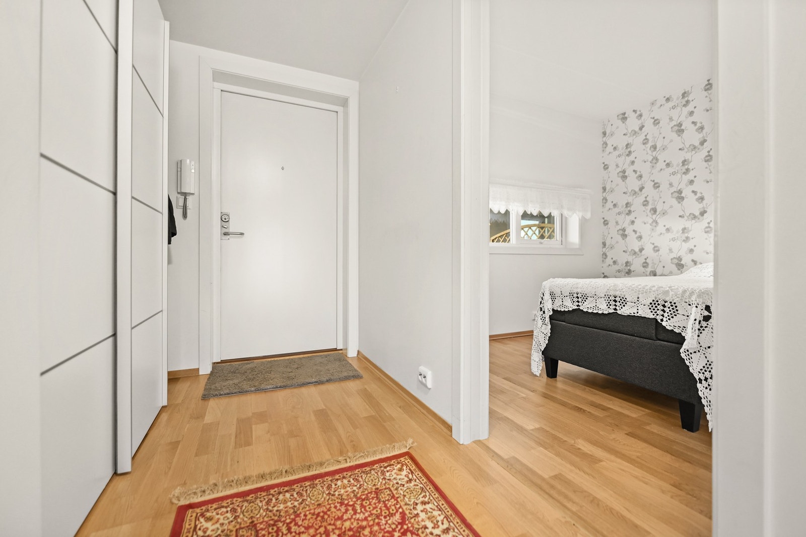 Inngangsparti med lys gang og tilgang til soverom. Galleribilde