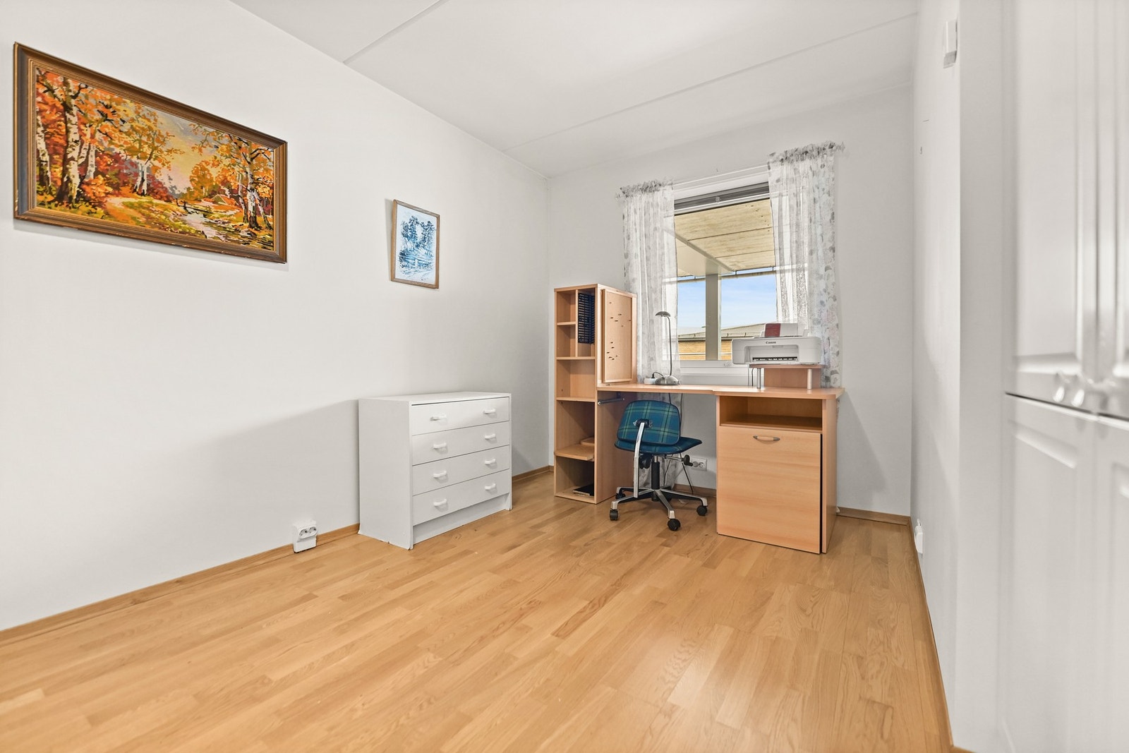 Lyst rom med vindu som gir godt med naturlig lys. Vegger og tak er malt i lyse farger. Galleribilde