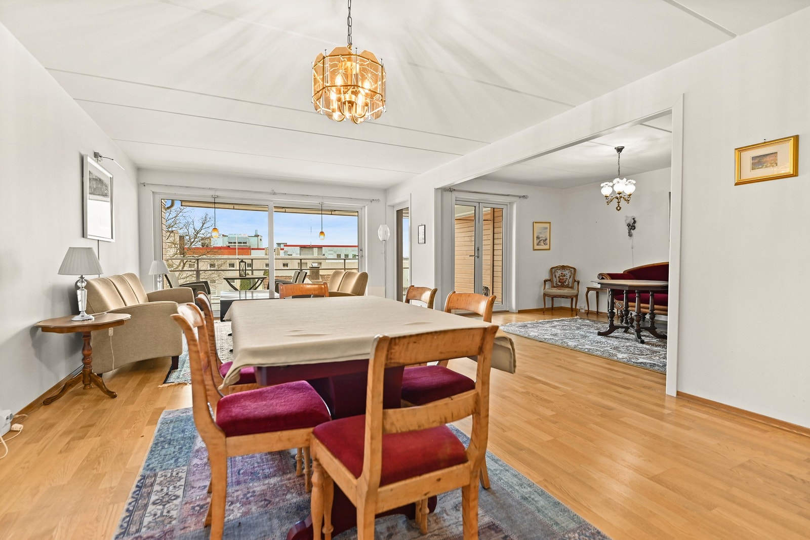 Romslig stue med store vinduer som gir mye naturlig lys og utsikt mot byen. Galleribilde