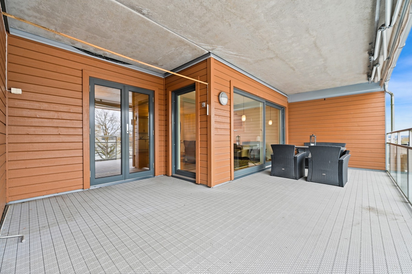 Du kan nyte en romslig balkong med god plass til møbler og koselige stunder utendørs. Galleribilde