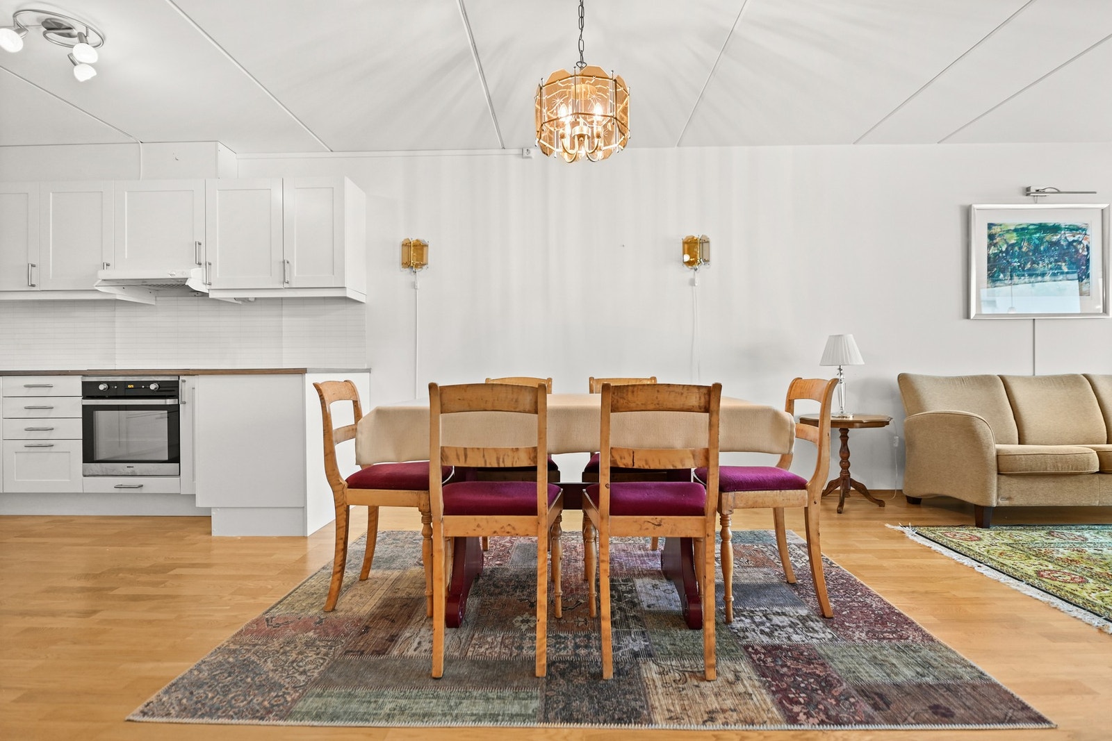 Lyst og åpent allrom med kjøkken og spiseplass, ideelt for sosialt samvær. Galleribilde