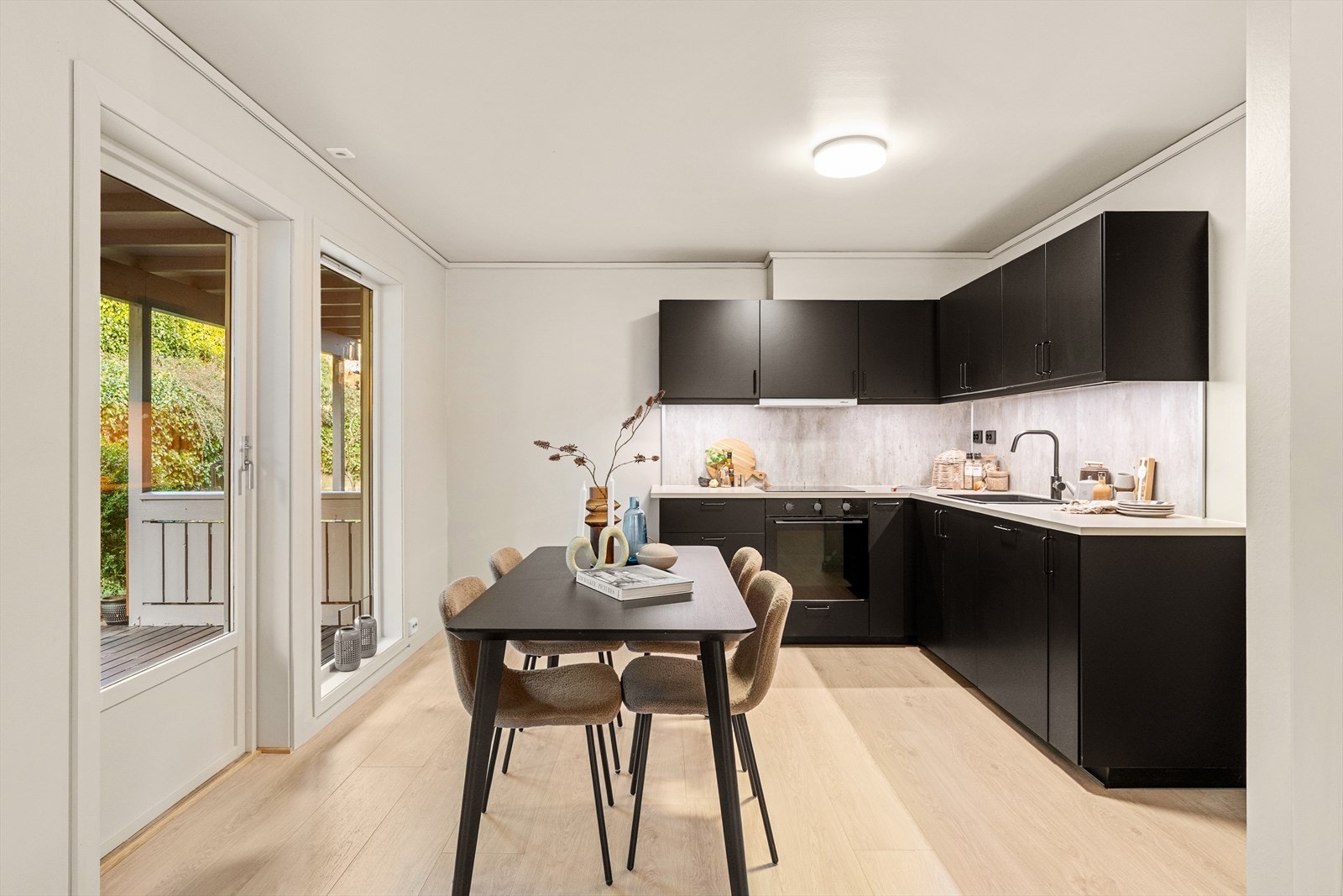 Kjøkkenet er trukket tilbake i den ene delen av stua - flott, ny kjøkkeninnredning Galleribilde